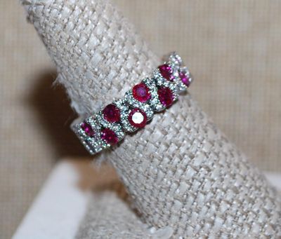 Size 8½ Beautiful Infinity-Style RING with Both Deep Red Round Stones & Clear Stones Band Lines on a Silver Tone Band (6.0g)