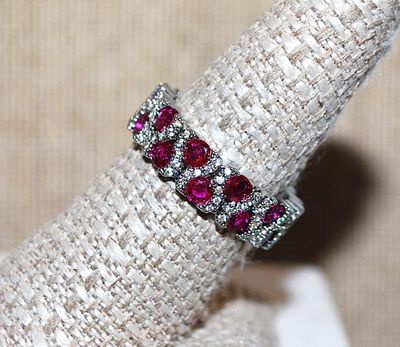 Size 8½ Beautiful Infinity-Style RING with Both Deep Red Round Stones & Clear Stones Band Lines on a Silver Tone Band (6.0g)