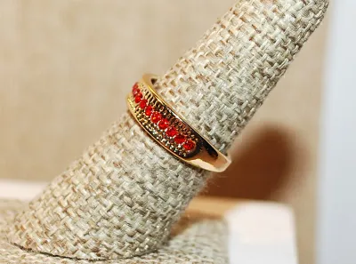Size 7 RED ½ Infinity-Style RING with Row of Tiny Red Stones on a Gold Tone Band & Setting (2.9g)