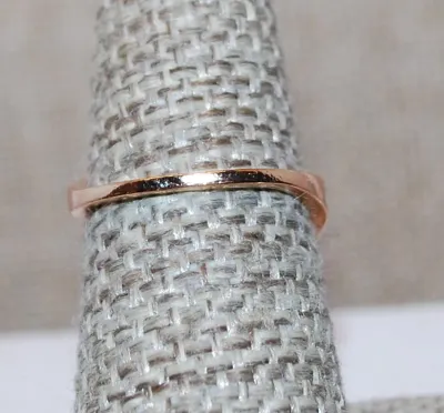 Size 6¾ Double Round GREEN Stones RING Set in Vertical on a Gold Tone Band (2.2g)