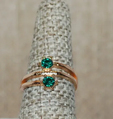 Size 6¾ Double Round GREEN Stones RING Set in Vertical on a Gold Tone Band (2.2g)