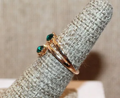 Size 6¾ Double Round GREEN Stones RING Set in Vertical on a Gold Tone Band (2.2g)