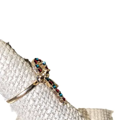 Size 8½ RED & GREEN CANDY CANE RING with Small Colored Stones and Ribbon Accents on a Gold Tone SPLIT BAND (2.3g)