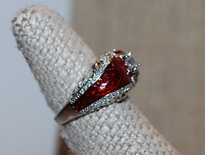 Size 7 Marked .925 "Puffy" VERY DEEP RED Party Ring with a Single Main Clear Round Stone on a Silver Band (6.7g)