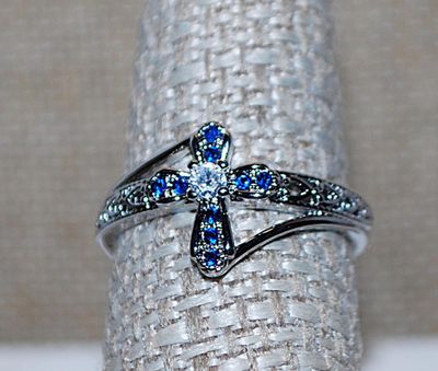 Size 9 Beautiful BLUE STONES CROSS RING with Center Clear Stone & Silver Tone Braces and Band (2.7g)