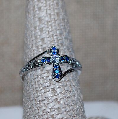 Size 9 Beautiful BLUE STONES CROSS RING with Center Clear Stone & Silver Tone Braces and Band (2.7g)