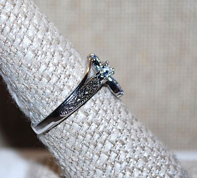 Size 9 Beautiful BLUE STONES CROSS RING with Center Clear Stone & Silver Tone Braces and Band (2.7g)