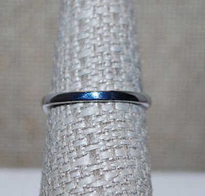 Size 7¼ Marked .925 Jeweled DOLPHIN RING with Blue Eye and Round BLUE Stone Accent on a Silver Band (3.4g)
