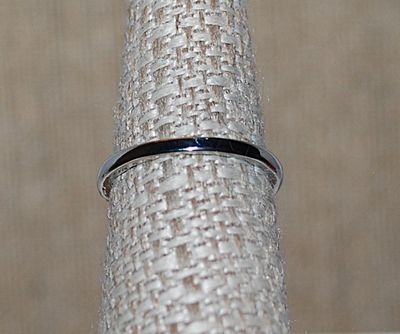 Size 7¼ Marked .925 - Offset Clear 3-Prong Stone HEART RING with "Nubs" Surround and Side Accents on a Silver Tone Band (3.6g)