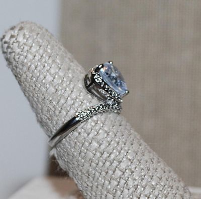 Size 7¼ Marked .925 - Offset Clear 3-Prong Stone HEART RING with "Nubs" Surround and Side Accents on a Silver Tone Band (3.6g)