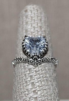 Size 7¼ Marked .925 - Offset Clear 3-Prong Stone HEART RING with "Nubs" Surround and Side Accents on a Silver Tone Band (3.6g)