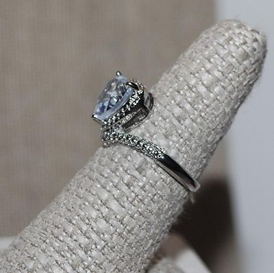 Size 7¼ Marked .925 - Offset Clear 3-Prong Stone HEART RING with "Nubs" Surround and Side Accents on a Silver Tone Band (3.6g)