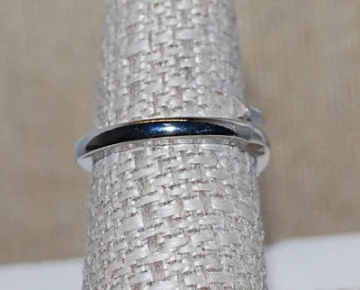Size 8 Double Headed SNAKE RING with PINK EYES + Dimpled Head and Neck on a Silver Tone Band (3.4g)