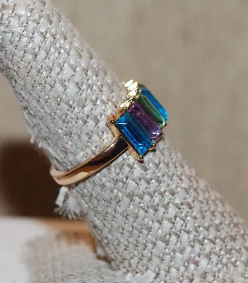 Size 8 Multicolor Set of 8 Pink, Purple, Green + Blue BAGUETTES RING on a Gold Tone Band (2.8g)