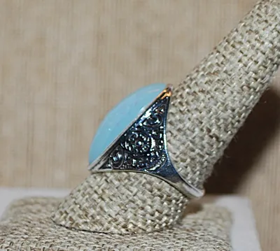 Size 9¼ Long Oval Blue Iridescent Opaque Stone RING with Silver Colored Graphic Designed Surround on a Silver Tone Band (7.3g)