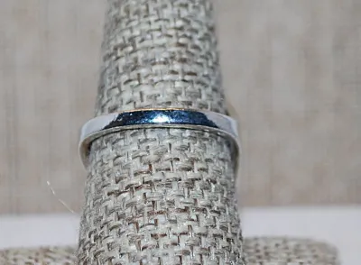 Size 9¼ Long Oval Blue Iridescent Opaque Stone RING with Silver Colored Graphic Designed Surround on a Silver Tone Band (7.3g)
