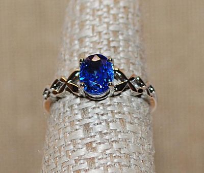 Size 8 Translucent BLUE OVAL STONE RING with "Chain Link" Side Accents on a Silver Tone Setting (3.3g)