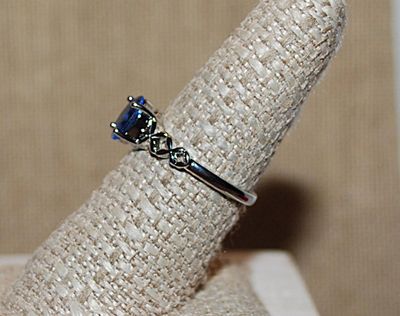 Size 8 Translucent BLUE OVAL STONE RING with "Chain Link" Side Accents on a Silver Tone Setting (3.3g)