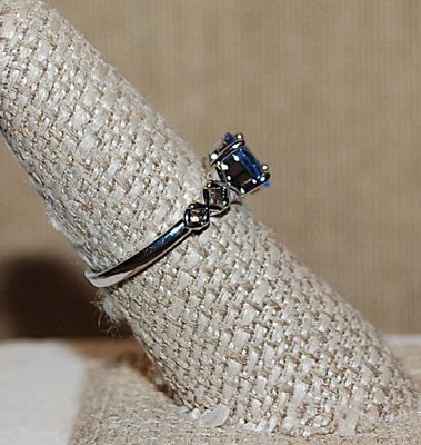 Size 8 Translucent BLUE OVAL STONE RING with "Chain Link" Side Accents on a Silver Tone Setting (3.3g)