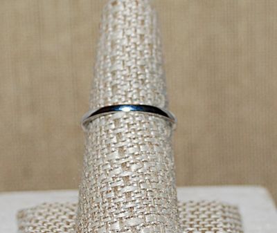 Size 8 Translucent BLUE OVAL STONE RING with "Chain Link" Side Accents on a Silver Tone Setting (3.3g)