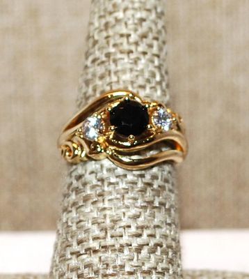 Size 6¼ Marked .925 Round BLACK Beveled Main Stone Ring with 2 Side Clear Stone on a Gold Band (4.0g)