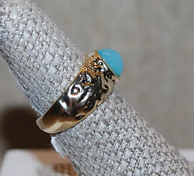 Size 7½ Single Round Robin's Egg BLUE Opaque Stone RING with Hammered Gold Tone SPLIT BAND (4.9g)