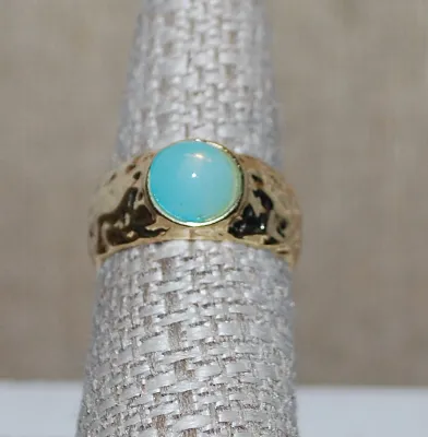 Size 7½ Single Round Robin's Egg BLUE Opaque Stone RING with Hammered Gold Tone SPLIT BAND (4.9g)