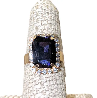 Size 8 Deep PURPLE RECTANGLE 4-Prong STONE RING with Small Round Clear Stones Surround on a Gold Tone SPLIT BAND (3.2g)