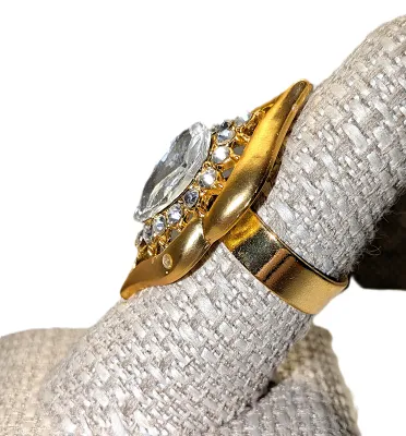 Size 8½ Pointed PRISM PARTY RING with Large Pear Shaped Clear Beveled Stone and Small Stones Surround on a Deep Gold Tone SPLIT BAND (5.9g)