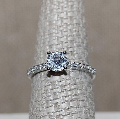 Size 7½ Classic Style Brilliant Round Clear Stone RING with Tiny Clear Stones Side Accents on a Silver Tone Band (2.0g)