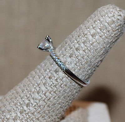 Size 7½ Classic Style Brilliant Round Clear Stone RING with Tiny Clear Stones Side Accents on a Silver Tone Band (2.0g)