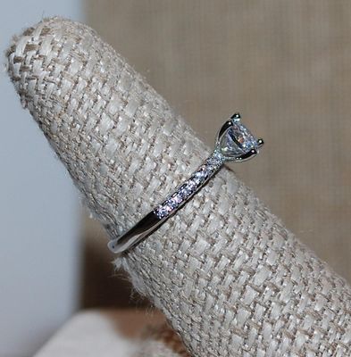 Size 7½ Classic Style Brilliant Round Clear Stone RING with Tiny Clear Stones Side Accents on a Silver Tone Band (2.0g)