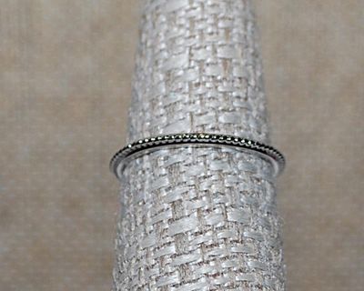 Size 6½ Light BLUE Round Stone RING with Side "BUTTERFLY" Accents on a Silver Tone Setting & Thin Nubbed Band (2.2g)