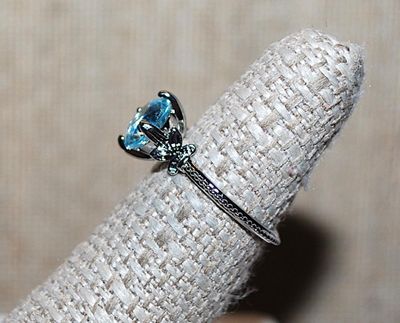 Size 6½ Light BLUE Round Stone RING with Side "BUTTERFLY" Accents on a Silver Tone Setting & Thin Nubbed Band (2.2g)