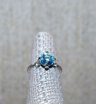 Size 6½ Light BLUE Round Stone RING with Side "BUTTERFLY" Accents on a Silver Tone Setting & Thin Nubbed Band (2.2g)