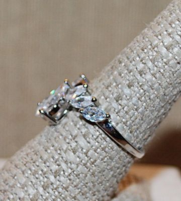 Size 9 Marked .925 - Offset PEAR SHAPED STONE RING with 6 Marquise-Shaped Clear Side Accent Stones on a Silver Setting (5.9g)