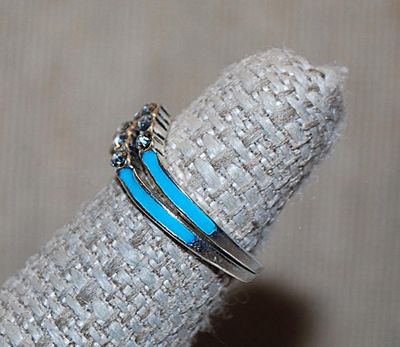 Size 9½ "V" Style 2-RINGS Stackable Set with 5 Clear Round Stones and Baby Blue Colored Side Accents on a Silver Tone Band (4.1g)