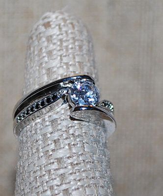 Size 6½ Marked .925 Contemporary Style Single Round Clear Stone RING with Overlap Black Stones Spine on a Silver Setting (3.4g)