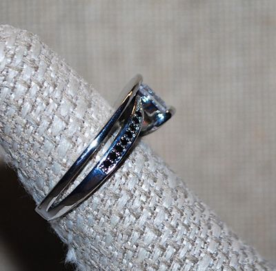 Size 6½ Marked .925 Contemporary Style Single Round Clear Stone RING with Overlap Black Stones Spine on a Silver Setting (3.4g)