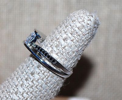 Size 6½ Marked .925 Contemporary Style Single Round Clear Stone RING with Overlap Black Stones Spine on a Silver Setting (3.4g)