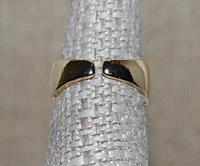 Size 6 ORANGE AMBER Colored MAIN STONE RING on a "Molten Lava Style" Gold Tone SPLIT BAND Setting (5.3g)