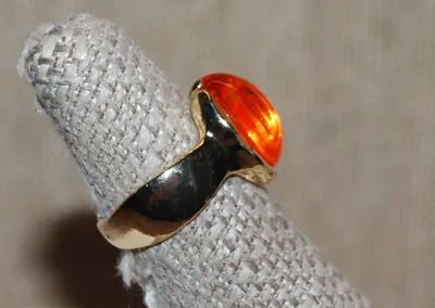 Size 6 ORANGE AMBER Colored MAIN STONE RING on a "Molten Lava Style" Gold Tone SPLIT BAND Setting (5.3g)