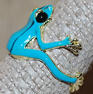 Size 8½ Fun BLUE FROG RING with Big Black Eyes and Gold Colored Feet on a Gold Tone Setting (5.3g)