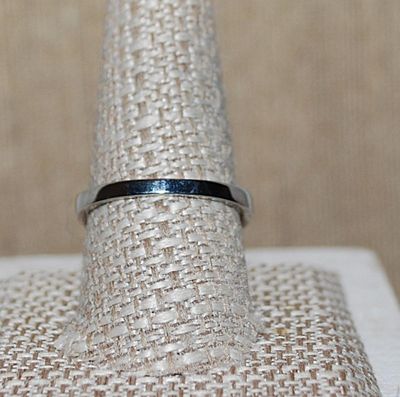 Size 10¼ Marked .925 - Large Beautiful OVAL BLUE Stone RING with Jeweled Surround & Side Accents on a Silver Band (4.2g)