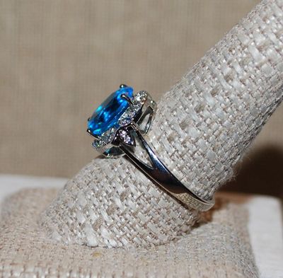 Size 10¼ Marked .925 - Large Beautiful OVAL BLUE Stone RING with Jeweled Surround & Side Accents on a Silver Band (4.2g)