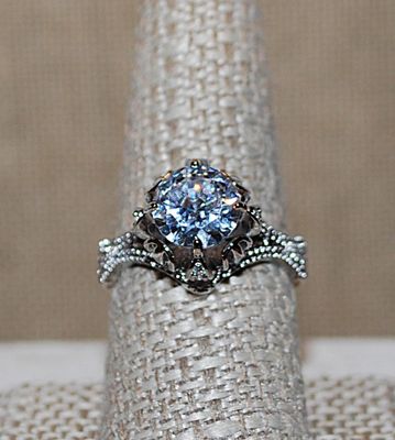 Size 9 Hi-Rise Nested Beveled Round Clear Stone RING with Ribbed Swirl Side Accents on a Silver Tone Band (4.9g)