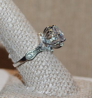 Size 9 Hi-Rise Nested Beveled Round Clear Stone RING with Ribbed Swirl Side Accents on a Silver Tone Band (4.9g)