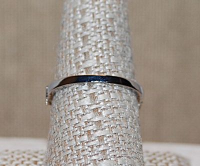 Size 9 Hi-Rise Nested Beveled Round Clear Stone RING with Ribbed Swirl Side Accents on a Silver Tone Band (4.9g)