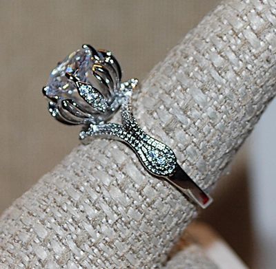 Size 9 Hi-Rise Nested Beveled Round Clear Stone RING with Ribbed Swirl Side Accents on a Silver Tone Band (4.9g)