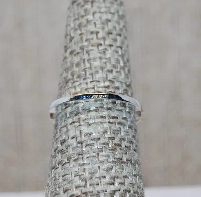 Size 5½ SMALL ROUND Blue Iridescent Opaque Stone RING with Silver Colored "Brace" Setting on a Silver Tone Band (1.9g)